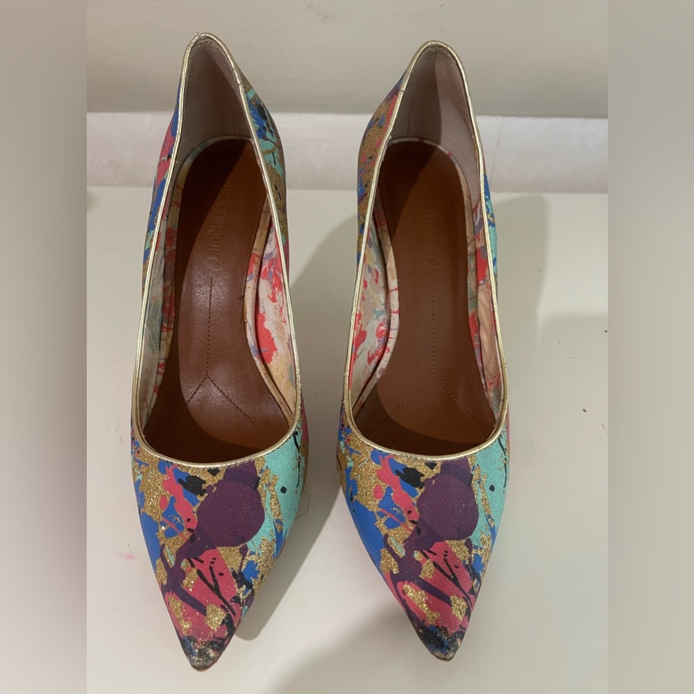 Boutique9 heels - multicolor with gold imprinting, sz8